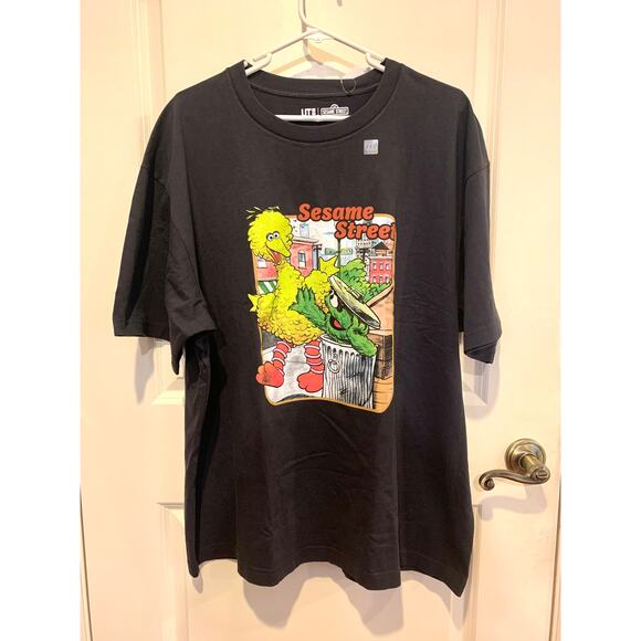 Uniqlo Sesame Street Big Bird Oscar the Grouch UT Graphic T-Shirt in Dark Gray - Picture 3 of 9